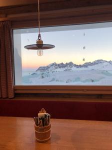 英格堡Bärghuis Jochpass - Alpine Hideaway - 2222müM的窗户享有雪覆盖的山脉美景