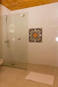 AtyráGranja 17 de Noviembre的浴室设有马赛克墙面淋浴。