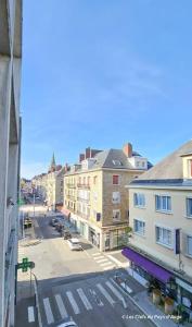 利雪Bel appartement au cœur de Lisieux, parking + wifi的城市街道的空中景观和建筑