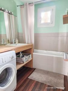 利雪Bel appartement au cœur de Lisieux, parking + wifi的浴室配有洗衣机和浴缸。