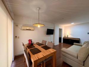 洛马斯-德萨莫拉Modern&Nordic Apartament Lomitas (2 ambientes)的客厅配有木桌和沙发