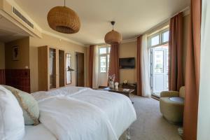 哥本哈根Grand Joanne的卧室设有一张白色大床和一扇窗户。