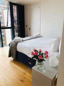 Luxury 2 bedroom apartment 20 min from central London客房内的一张或多张床位