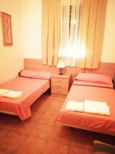 哈恩Casa Rural La Atalaya的带窗户的客房内设有两张单人床。