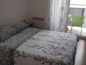 帕拉钦Green Apartman的一间卧室配有一张带花卉床罩的床。