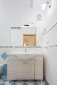 康加德马里尼Villa Lena的一间带水槽和镜子的浴室