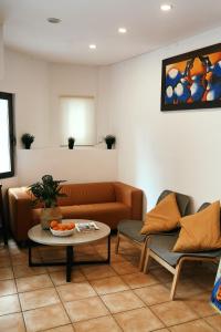 罗列特海岸LOFT APART & HOSTAL Group的客厅配有沙发和桌子