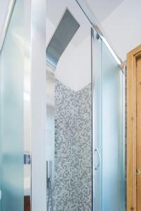 康加德马里尼Villa Lena的浴室里设有玻璃门淋浴