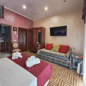 雷焦卡拉布里亚Bed and Breakfast Dolce Noemi的酒店客房,设有两张床和一张沙发