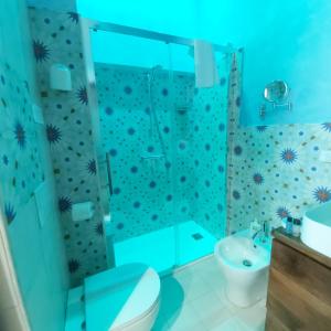 雷焦卡拉布里亚Bed and Breakfast Dolce Noemi的蓝色的浴室设有卫生间和水槽