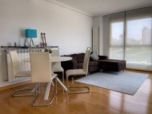 乌迪亚莱斯堡Ostende Beach View apartment的客厅配有沙发和桌椅
