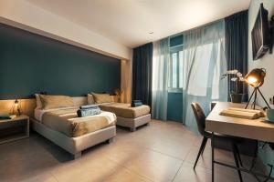 San Valentino TorioLuna Nova Rooms的酒店客房配有一张床、一张书桌和一张书桌。