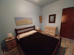 TaghzouteCaiat Lounge Refuge的一间卧室配有一张床、梳妆台和镜子