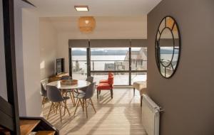 圣卡洛斯-德巴里洛切MINI LOFT Departamentos Bariloche的客厅配有桌椅和镜子