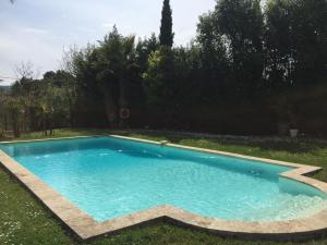 马赛Suite La Farigoulette的一座房子的院子内的游泳池