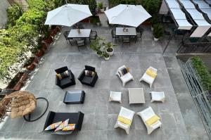 佛罗伦萨法兰奇酒店的享有带桌子和遮阳伞的天井的顶部景致。