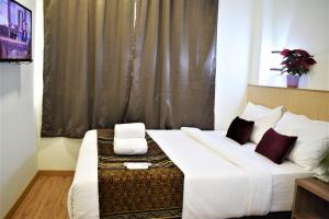 吉隆坡ECO HOTEL at BB的卧室配有一张大白色床和窗户