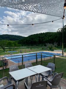 MendiondoCasa con terraza para 4 personas en Plentzia的享有带桌椅的游泳池的景色