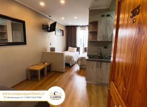 兰卡瓜Apart Hotel Campos Rancagua的小型公寓 - 带一间卧室和一张床