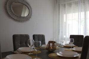 阿尔布费拉Casa do Limoeiro的餐桌、酒杯和镜子