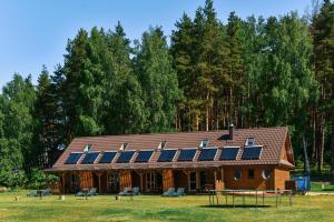 莫雷泰Duriu sodyba的屋顶上设有太阳能电池板的房子