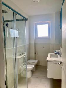 马达莱纳Appartamento Tizzy的带淋浴、卫生间和盥洗盆的浴室
