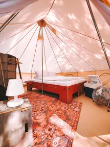 WesterwallDOMO CAMP Sylt - Glamping Camp的帐篷内的一个床位房间