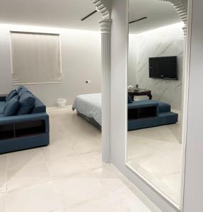 利雅德Villa Apartments的一张床铺和一张沙发的镜子