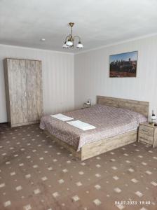 卡缅涅茨-波多利斯基Apart-hotel 24/7的一间卧室,卧室内配有一张大床