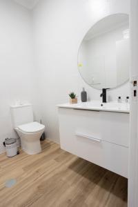 阿尔森斯MY DREAM的白色的浴室设有卫生间和镜子
