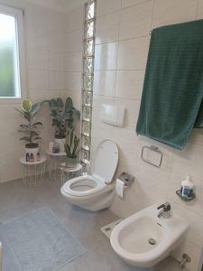 帕拉迪索Casa al Sole的白色的浴室设有卫生间和水槽。