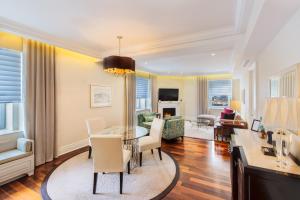 蒙特利尔The Ritz-Carlton, Montreal的用餐室以及带桌椅的起居室。