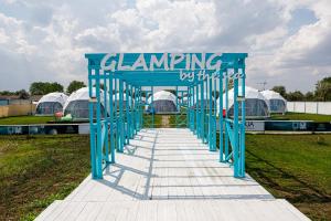 那沃达利Glamping By The Sea的蓝色拱门,在田野里搭帐篷