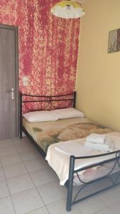 帕拉利亚卡泰里尼斯Villa Marili的红色窗帘间内的两张床