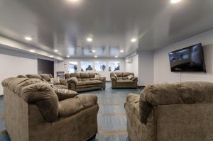 Johnson CityLOFTSatJC! Best for Extended Stays!的带沙发和平板电视的大型客厅