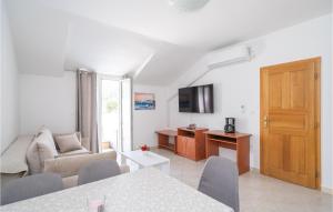 杜布罗夫尼克Awesome Apartment In Dubrovnik With Jacuzzi的带沙发和电视的客厅