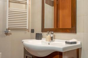 MartignanoB&B Alle Calende Greche的浴室设有白色水槽和镜子