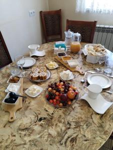 GarniGarni Guesthouse的一张桌子上放着一大堆食物