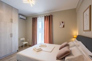 美西尼Luxury & Cozy apartment的卧室配有白色的床和窗户。