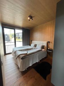 伊德勒Idre Northpark的一间卧室设有一张大床和一个大窗户