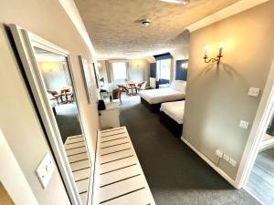 利明顿南草坪酒店 的酒店客房设有一间卧室、一张床和镜子