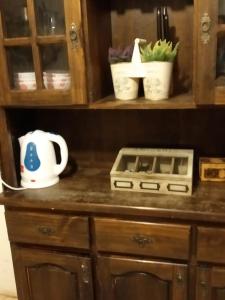 梅塞德斯La Solita的厨房柜台配有带茶壶的橱柜。