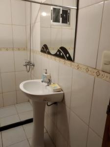梅塞德斯La Solita的白色的浴室设有水槽和镜子