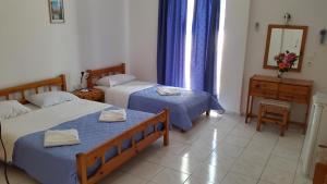 巴拉利亚-阿亚斯弗坦恩埃斯佩利兹酒店的一间卧室配有两张床、一个梳妆台和镜子