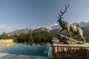 戈德马图杰克Chalet Sofija的一座游泳池旁的鹿雕像