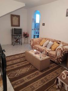 海尔盖莱Maison à Hergla, Sousse, Tunisie的客厅配有沙发和桌子