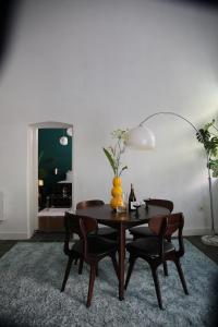 奈梅亨Philipse Suite的用餐室配有桌椅和台灯