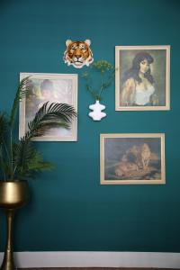 奈梅亨Philipse Suite的一面有照片的蓝色墙