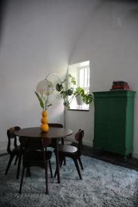 奈梅亨Philipse Suite的一间带桌椅和绿色橱柜的用餐室