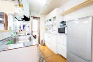 大津Hiei Blue Roof - Vacation STAY 13887的白色的厨房配有水槽和冰箱